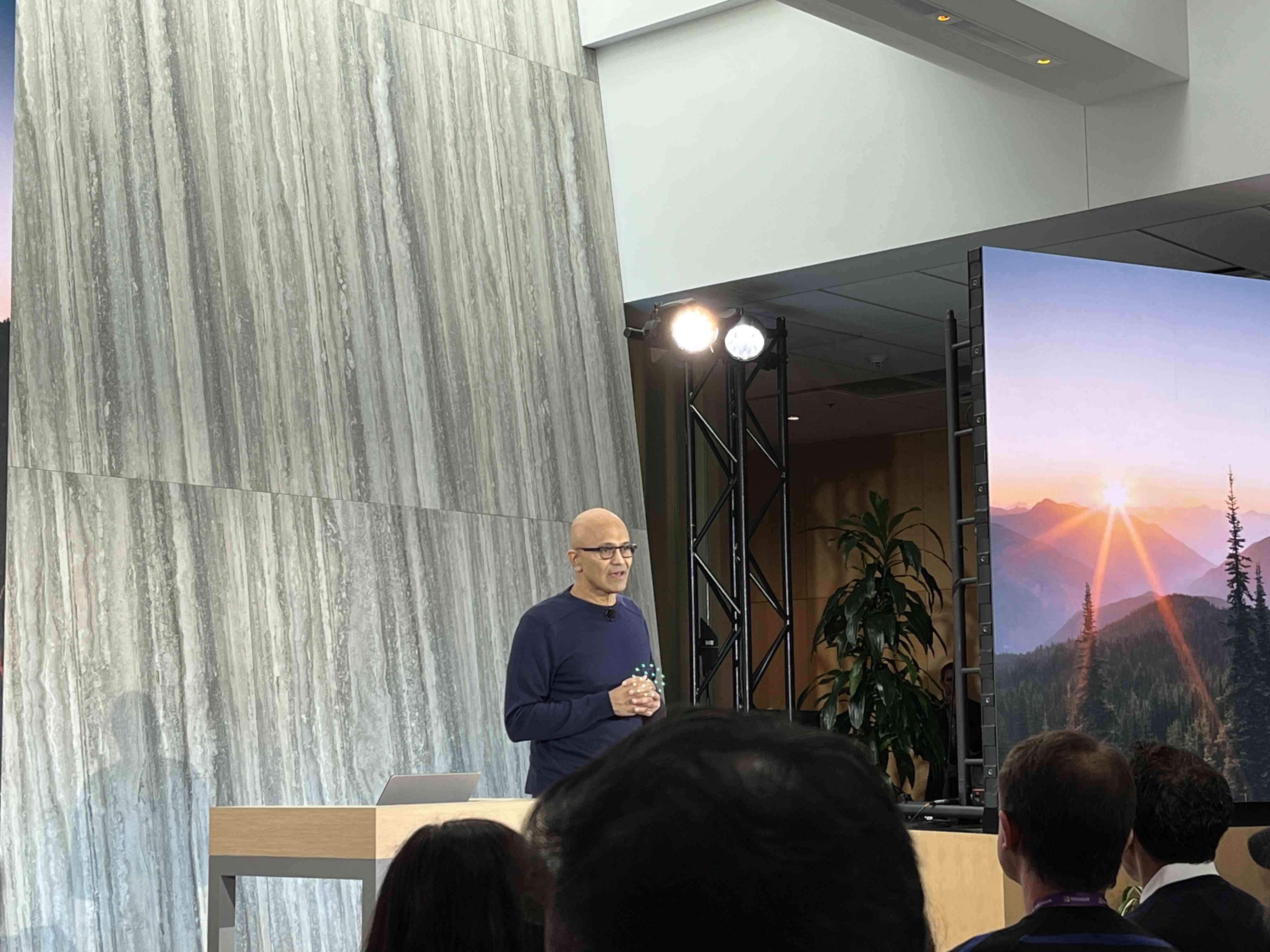 Le PDG de Microsoft, Satya Nadella, sur scène chez Microsoft