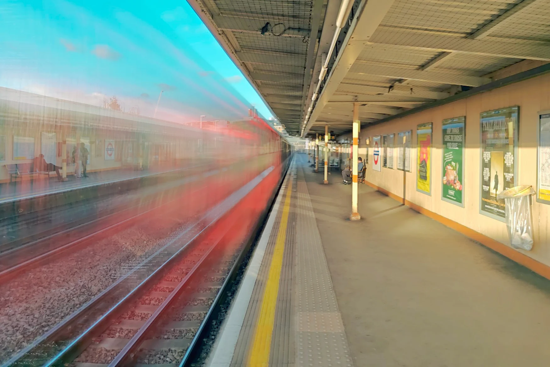 Une photo d'une rame de métro floue traversant une gare.