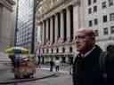 Les piétons passent par la Bourse de New York à Wall Street à New York.