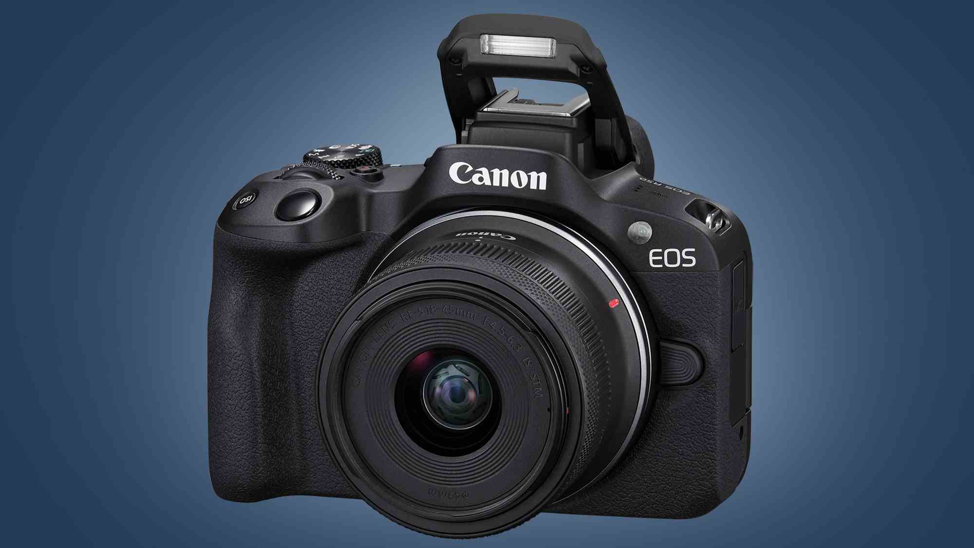 Le Canon EOS R50 sur fond bleu