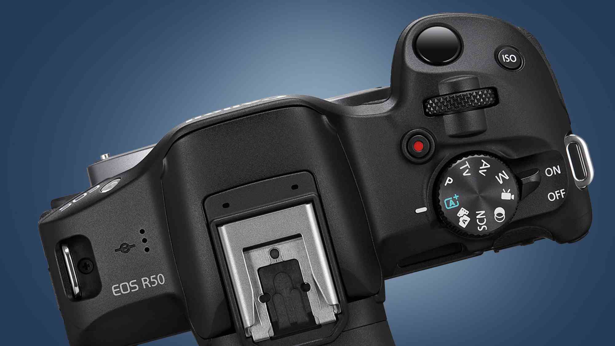 Le haut de l'appareil photo Canon EOS R50 sur fond bleu
