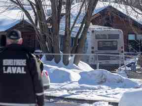 La police de Laval sécurise les lieux après qu'un autobus de la STL s'est écrasé dans une garderie le 8 février 2023.