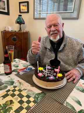L'ancien pilier de Hockey Night in Canada, Don Cherry, a aujourd'hui 89 ans.  Il a publié cette image sur les réseaux sociaux depuis son domicile de Mississauga, révélant ainsi qu'il s'habille en fait comme une personne normale lorsqu'il n'est pas à la télévision.