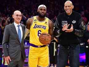 L'attaquant des Los Angeles Lakers LeBron James (6) pose pour une photo après être devenu le meilleur marqueur de tous les temps de la NBA avec l'ancien joueur Kareem Abdul-Jabbar et le commissaire Adam Silver au cours de la seconde mi-temps à Crypto.com Arena le 7 février 2023.