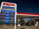 Panneau indiquant les prix du carburant dans une station-service Exxon Mobil à Berkeley, en Californie.