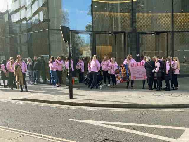 Les amis et la famille de Lillie Clack vêtus de rose lors d'une manifestation devant l'Old Bailey, dans le centre de Londres