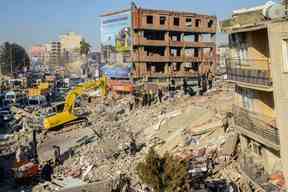 Les sauveteurs effectuent des opérations de recherche parmi les décombres de bâtiments effondrés à Adiyaman, en Turquie, le 9 février 2023, trois jours après qu'un tremblement de terre de magnitude 7,8 a frappé le sud-est de la Turquie.