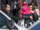 Des parents ont attendu leurs enfants au point de rencontre de l'École du Parc après qu'un autobus de la ville s'est écrasé dans une garderie de Laval le 8 février 2023