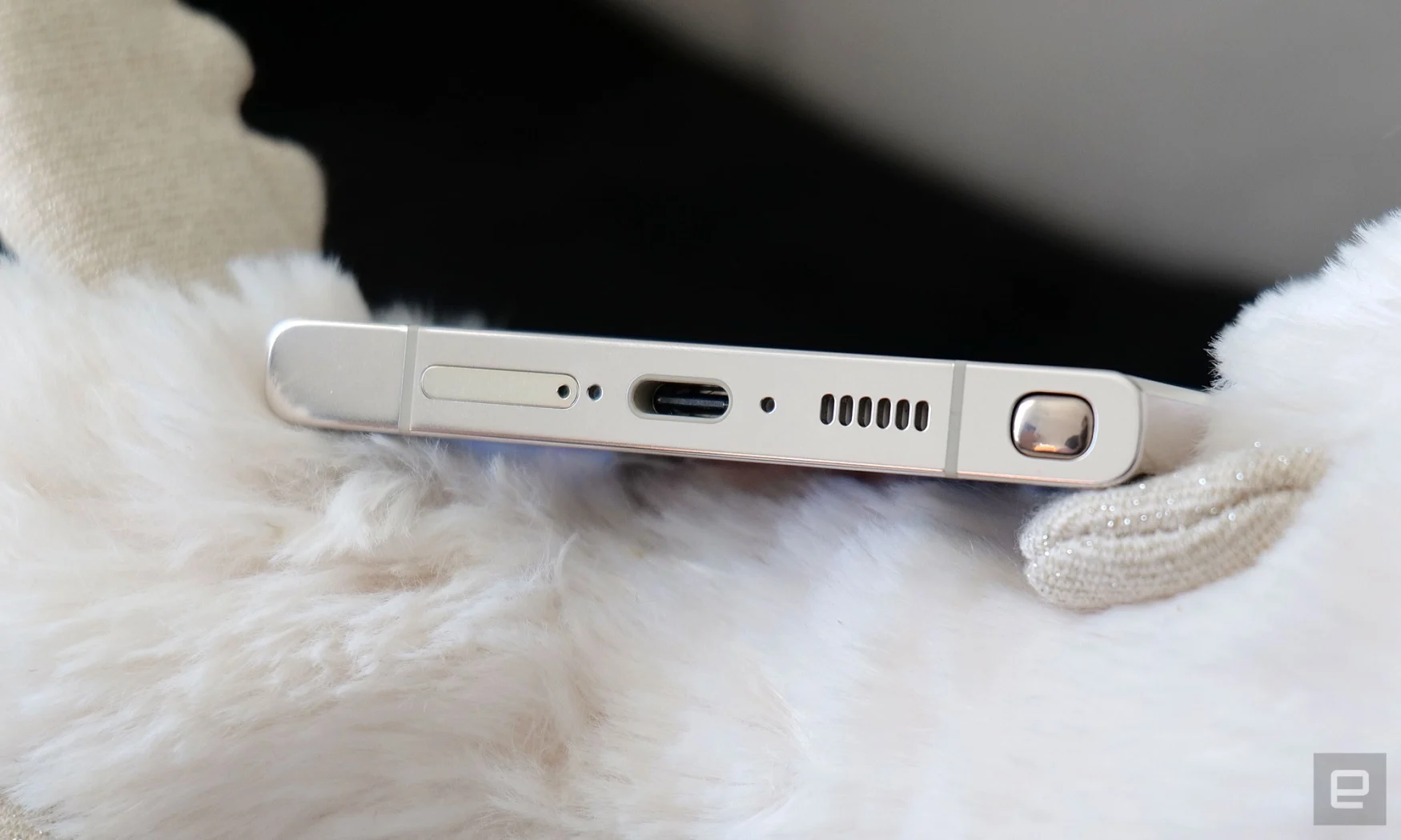 Le bas du Samsung Galaxy S23 Ultra comprend un port USB-C pour le chargement et le transfert de données, l'un des haut-parleurs stéréo du téléphone et un emplacement de stockage pour le S Pen de Samsung. 
