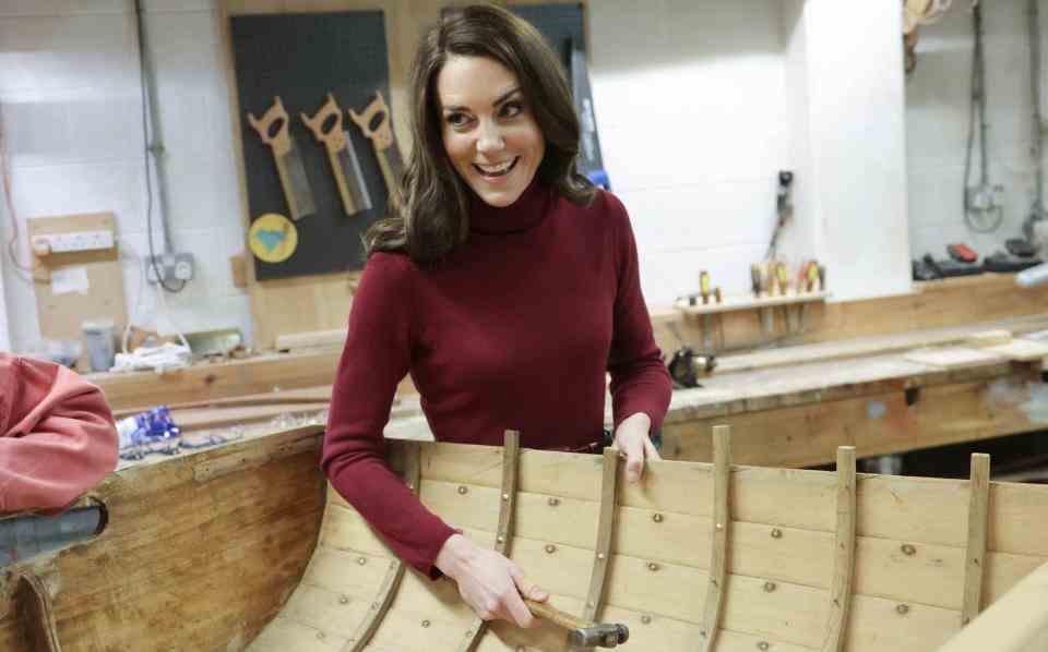 La princesse aide à remettre à neuf un bateau dans l'atelier du musée - Chris Jackson