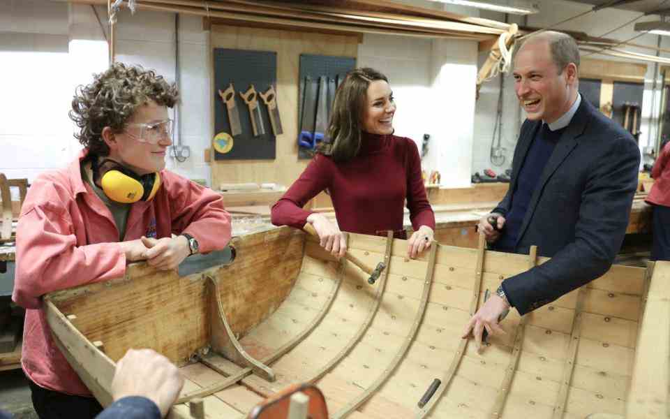 Le prince William et Catherine rient en aidant à remettre à neuf le bateau - Chris Jackson