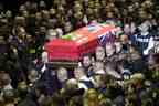 Les porteurs portent le cercueil de l'OPP Const.  Grzegorz (Greg) Pierzchala lors de ses funérailles à Barrie, en Ontario, le mercredi 4 janvier 2023. LA PRESSE CANADIENNE/Frank Gunn