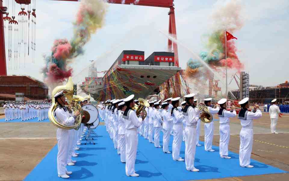 Une cérémonie de lancement du troisième porte-avions chinois, le Fujian, à Shanghai en juin dernier 