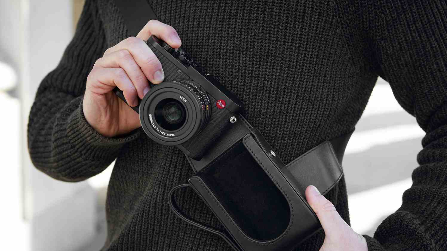 Leica Q2 dans la main retiré d'un étui de protection