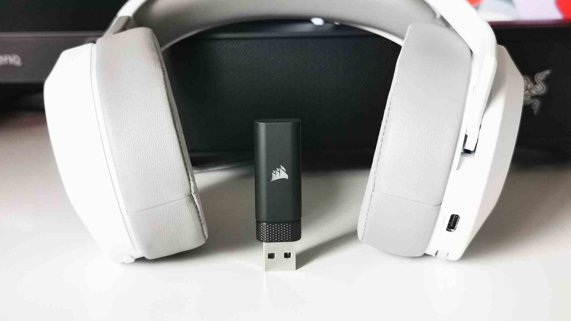 Corsair HS65 Wireless review : Casque avec dongle USB placé au centre
