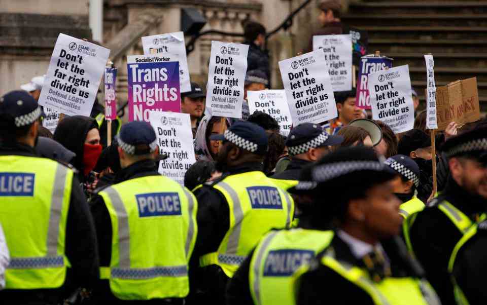 Des contre-manifestants sont apparus pour soutenir la séance de narration - Jamie Lorriman pour The Telegraph