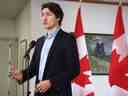 Le premier ministre Justin Trudeau s'adresse aux médias le dimanche 12 février 2023 à Ottawa avant d'embarquer sur un vol pour le Yukon.