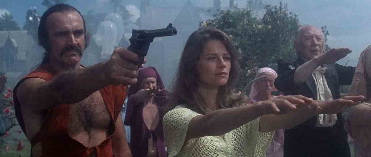 Charlotte Rampling se tient debout, les bras tendus devant elle, tandis que Sean Connery se tient à côté d'elle pointant une arme hors champ