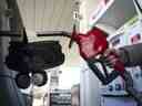Une femme fait le plein d'essence dans sa voiture à Toronto. 