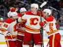 Les joueurs des Flames de Calgary célèbrent un but à Seattle, en janvier. 
