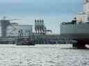Le pétrolier Amazon Brilliance, à droite, passe devant un réservoir de stockage, à gauche, au terminal de gaz naturel liquéfié de Cheniere Energy Inc. à Sabine Pass, en Louisiane, aux États-Unis, jeudi.