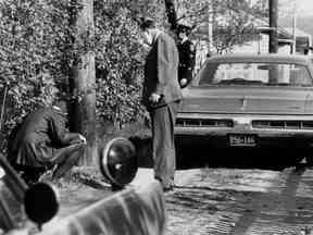Les détectives de Windsor parcourent la scène à la recherche d'indices sur le meurtre de Ljubica Topic dans cette photo d'archive du 14 mai 1971.  (Étoile de Windsor)