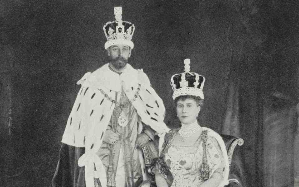 Le roi George V et la reine Mary immédiatement après le couronnement au palais de Buckingham en 1911 - DEA/Biblioteca Ambrosiana