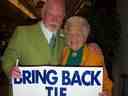 Don Cherry, puis la mairesse de Mississauga, Hazel McCallion, tiennent une pancarte Bring Back Tie (Domi).