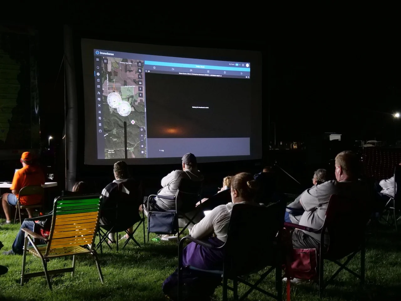 Une foule regarde Matt Moneymaker démontrer la technologie des drones lors du Bigfoot Basecamp en septembre 2022
