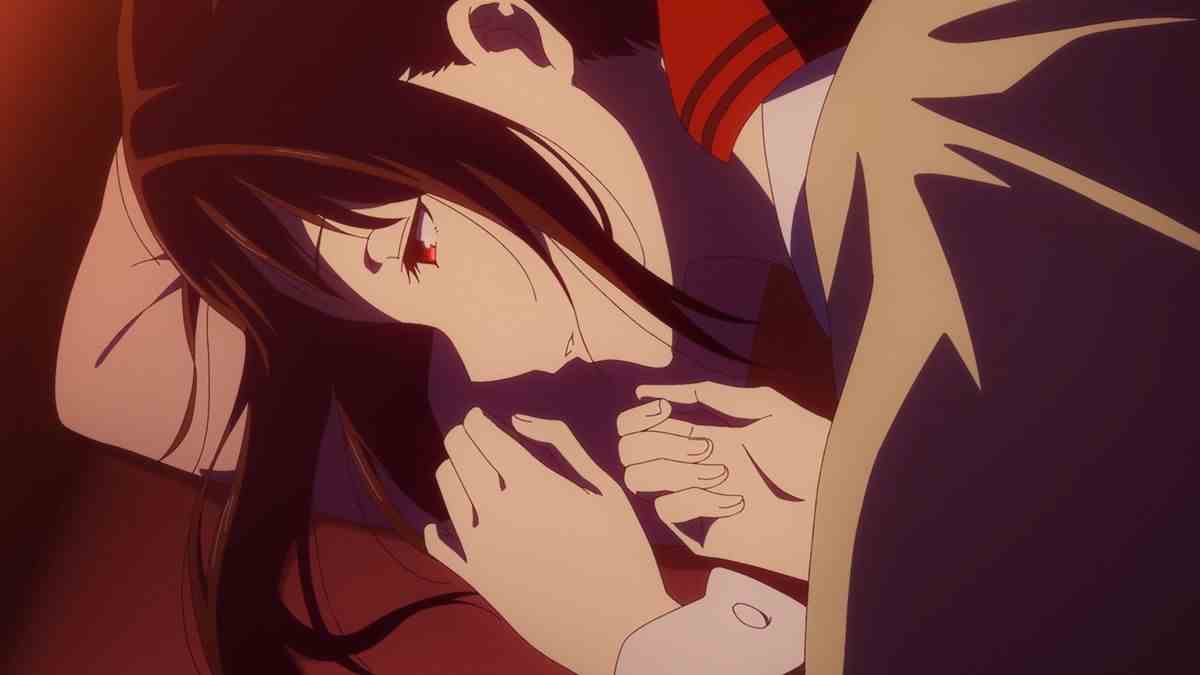 Kaguya Shinomiya, la co-protagoniste aux cheveux noirs et aux yeux rouges de Kaguya-sama: Love is War, est allongée sur le côté dans son lit, les mains près du visage, l'air épuisée, dans le film The First Kiss That Never Ends