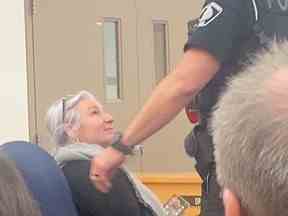 Une femme est expulsée de la réunion du conseil scolaire par la police.  (Crédit photo : Étudiants d'abord Ontario)