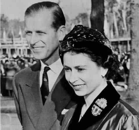La défunte reine portant les broches originales se reflétant sur le revers de son manteau en 1957