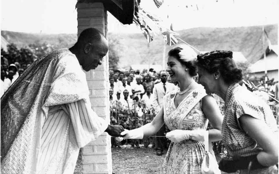 La reine Elizabeth II portait les broches de chaque côté de sa robe lors d'une visite royale au Nigeria en février 1956 - Getty 