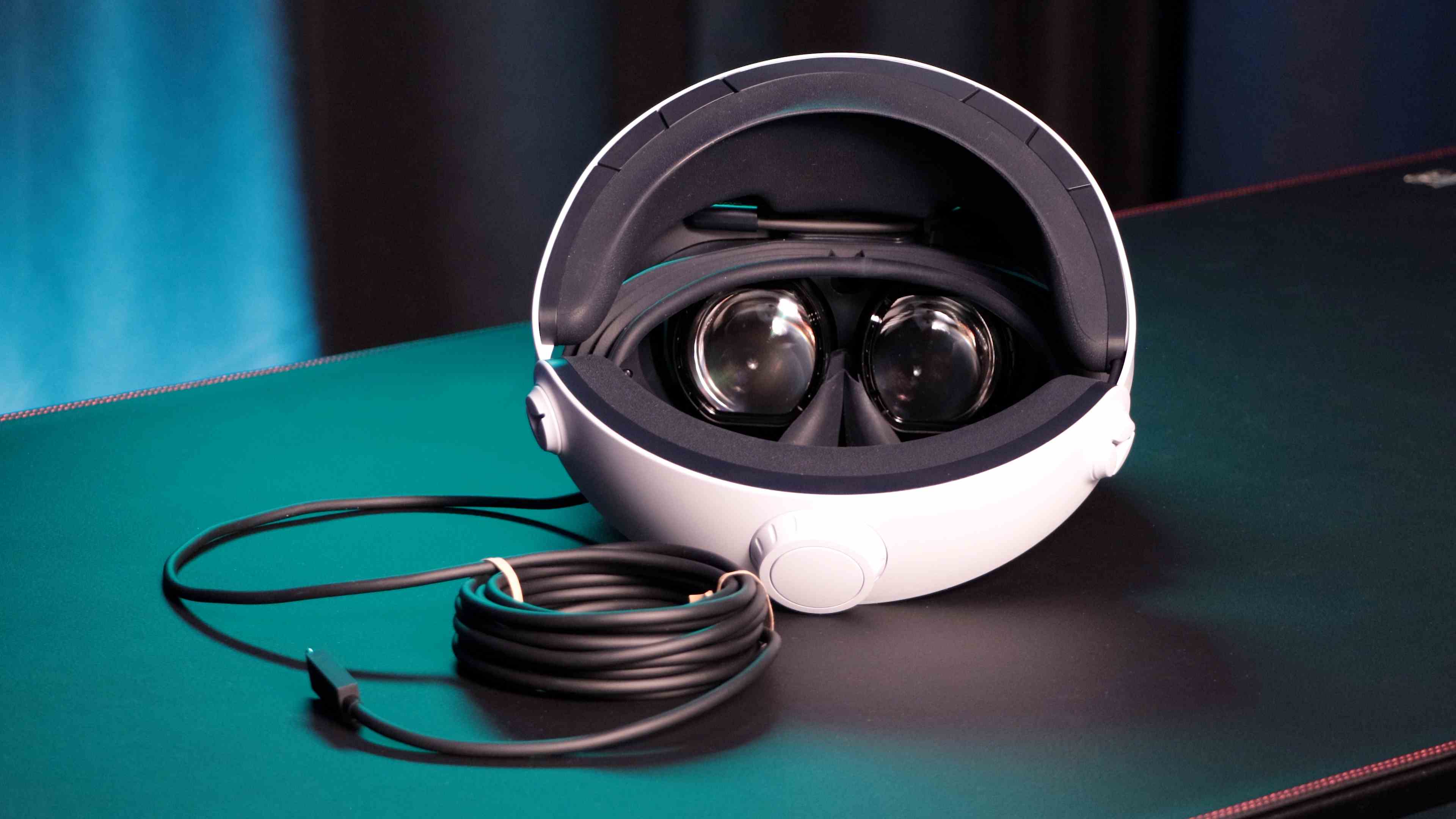 Examen du PSVR 2 Image montrant le casque posé sur une table, vous permettant de voir les lentilles et le câble USB-C