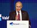 Le président russe Vladimir Poutine prend la parole lors d'un forum du club de discussion Valdai le 27 octobre 2022. Le club de discussion Valdai est parfois décrit comme un 