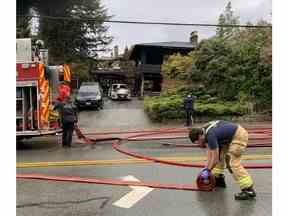 Les pompiers enquêtent jeudi sur un incendie mortel dans le district de North Vancouver.