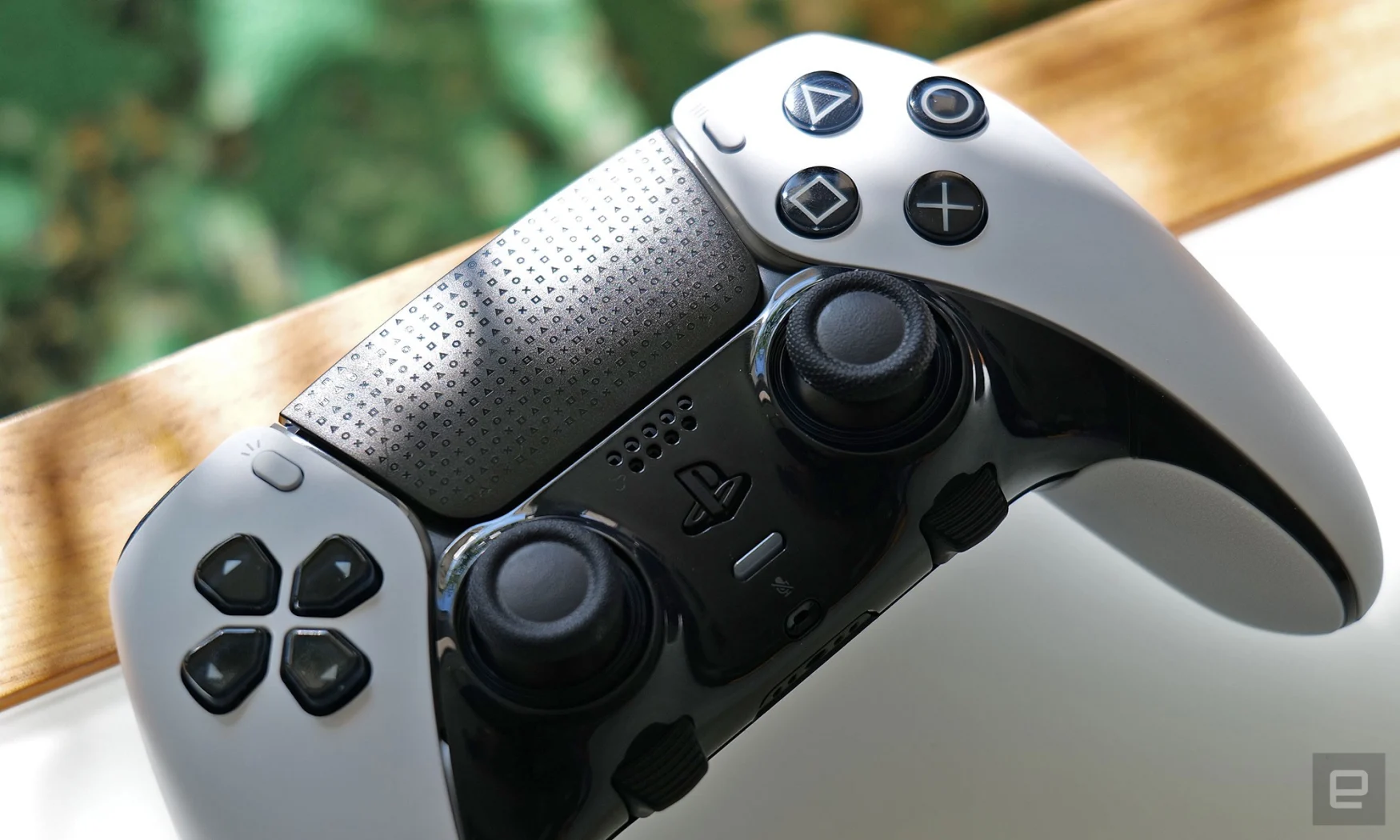 Contrairement à la version standard, le DualSense Edge présente quelques petites modifications de conception, notamment un D-pad noir, des boutons noirs et un pavé tactile noir avec un motif d'icône PlayStation subtil. 