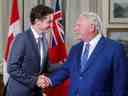 Le premier ministre Justin Trudeau serre la main du premier ministre de l'Ontario Doug Ford à Queen's Park à Toronto, le 30 août 2022.