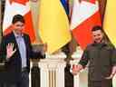 Le président ukrainien Volodymyr Zelensky et le premier ministre canadien Justin Trudeau lors d'une conférence de presse conjointe à Kiev le 8 mai 2022 au milieu de l'invasion russe de l'Ukraine. 