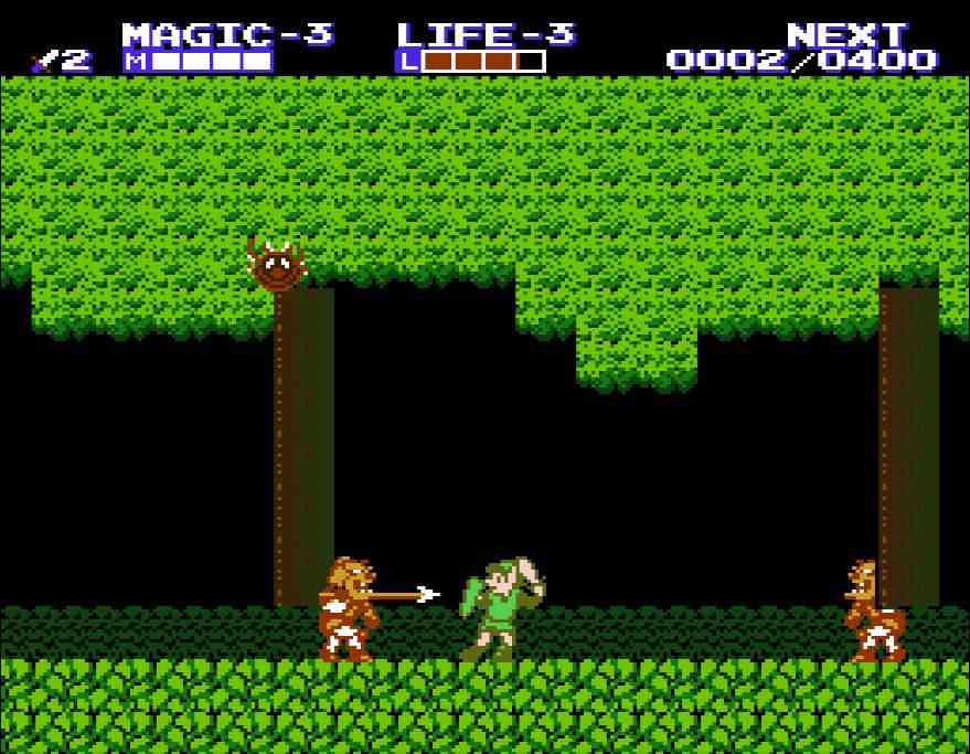Link retire son épée pour frapper un Moblin brandissant une lance dans une zone forestière de Zelda 2 : L'aventure de Link