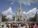 Les visiteurs assistent à une représentation au château de Cendrillon du parc Walt Disney Co. Magic Kingdom à Orlando le mardi 12 septembre 2017.  