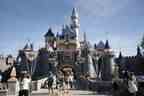 Les visiteurs sortent du château de la Belle au bois dormant à Disneyland à Anaheim, en Californie.  