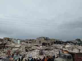 La dévastation à grande échelle des tremblements de terre qui ont frappé la Syrie et la Turquie est illustrée sur cette photo de la ville de Harim dans la campagne d'Idleb.