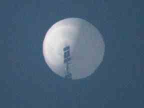 Un ballon vole dans le ciel au-dessus de Billings, Montana, États-Unis, le 1er février 2023 sur cette photo obtenue à partir des médias sociaux.