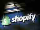 Shopify Inc a supprimé des emplois, augmenté les prix et élargi les offres aux commerçants, mais le titre est encore loin d'une reprise complète après avoir perdu environ les trois quarts de sa valeur l'année dernière.
