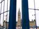 La tour de la Paix est vue entre des panneaux de clôtures temporaires, le mercredi 23 février 2022 à Ottawa. 