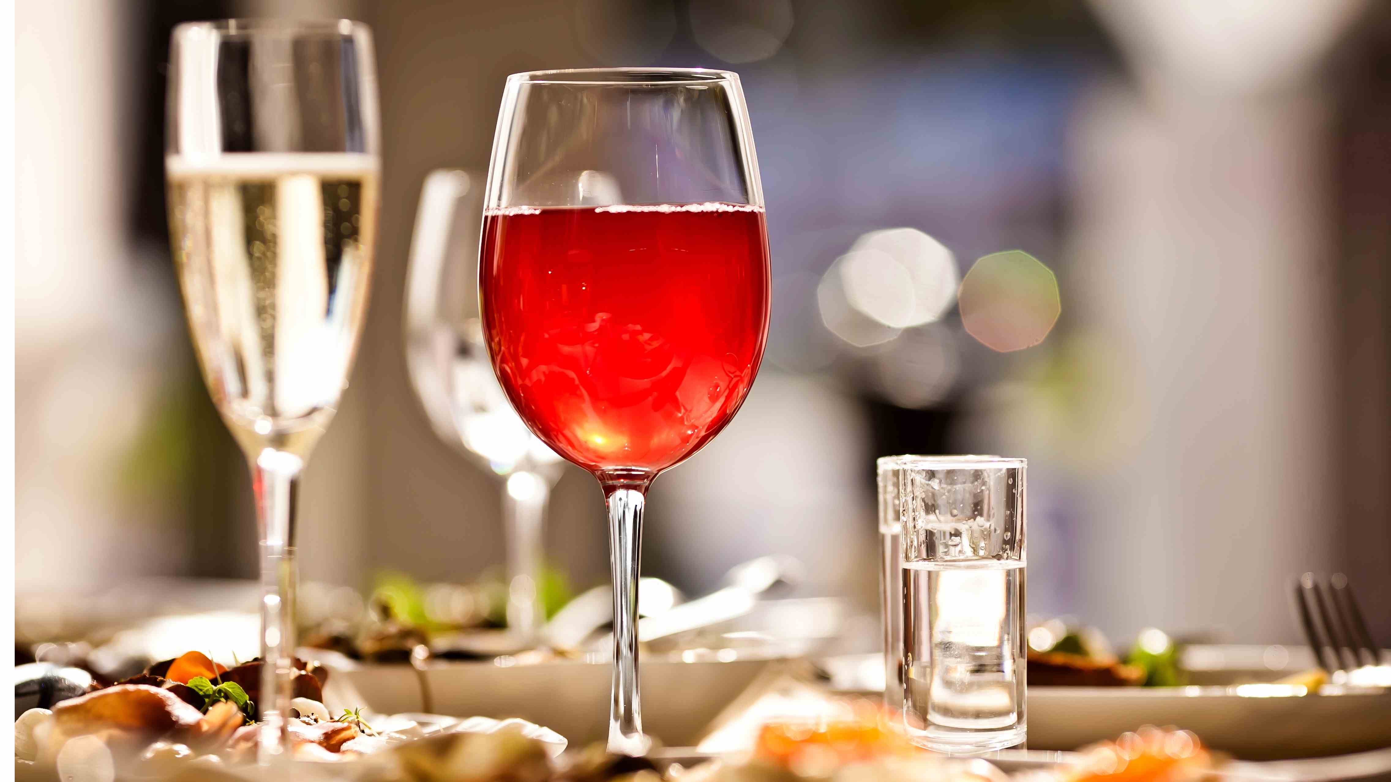 Verres à vin sur la table du dîner