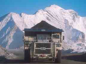 Un camion transporte une charge à l'exploitation de Coal Mountain de Teck près de Sparwood, en Colombie-Britannique