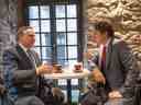 Le premier ministre François Legault et le premier ministre Justin Trudeau discutent autour d'un café à Montréal en décembre.  Trudeau est surpassé, écrit Tom Mulcair.