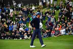 Tiger Woods réagit après avoir fait un birdie sur son putt sur le dix-huitième green lors du premier tour du tournoi de golf The Genesis Invitational le 16 février 2023. Gary A. Vasquez-USA TODAY Sports